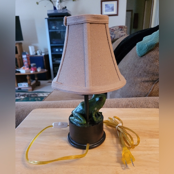 Ceramic Frog on Wooden Base Children's Lamp - Picture 5 of 7